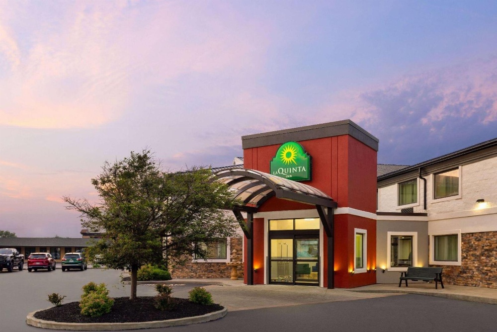 La Quinta Inn & Suites by Wyndham Buffalo Airport Main image